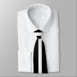 Gravata Branco Simples em Strike Preto<br><div class="desc">Um design simples e listrado para aqueles que preferem simples,  sem batatas fritas</div>