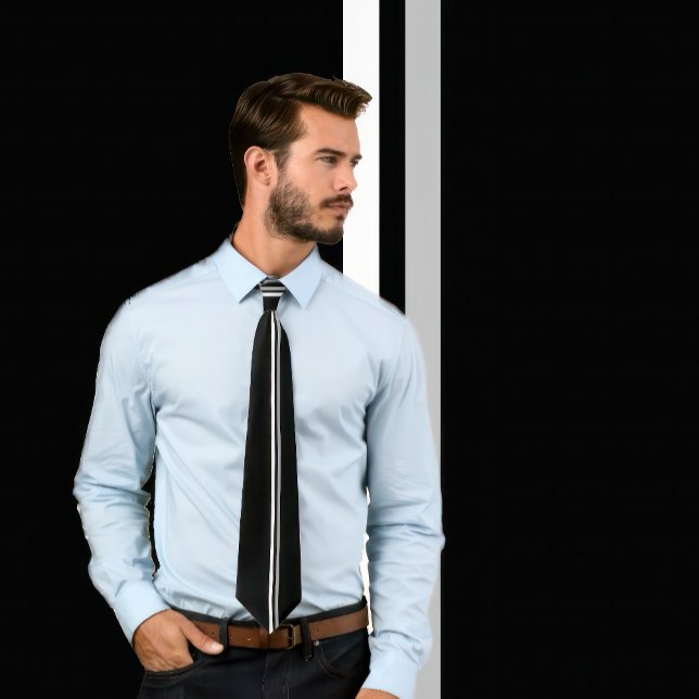 Gravata Branco vertical, faixas de Cinza claras no colar p (Man wears a necktie with 2 thin vertical stripes in light gray and white on black.)