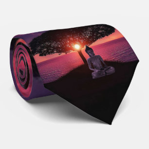 Gravata Buddha no céu vermelho da noite