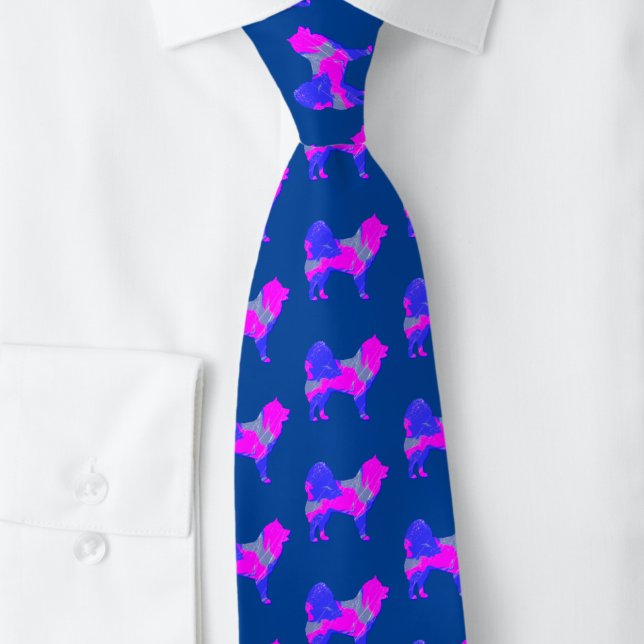 Gravata Cachorro Samoyed Silhouette Rosa e Azul Escuro (Samoyed pink and blue silhouette pattern tie on blue background )