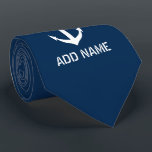 Gravata Capitão de navio marinho azul-marinho<br><div class="desc">marinho personalizado, azul e branco, ligação de pescoço do capitão do navio. Acessório personalizado de roupas de moda com logotipo de âncora de navio. Acessórios marítimos para marinheiros e marinheiros. Cor personalizável. Legal presente de Natal, Dia de os pais, Casamento ou Festa de aniversário para amigos, pais, pai, marido, irmão,...</div>