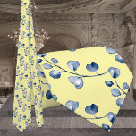Gravata Casamento Eucalipto Azul Amarelo-Dusty<br><div class="desc">Um padrão de prigos de eucalipto azuis empoeirados,  pintados com cor d'água,  contra um fundo amarelo sólido.</div>