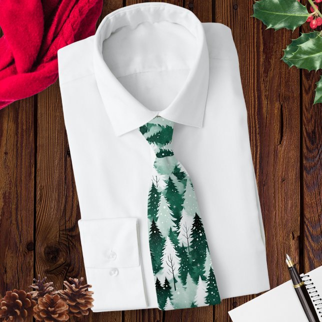 Gravata Cena de Neve da Floresta de Inverno Árvores Padron (A men's green and white tie with pattern of a winter forest in snow. Ideal for the Christmas season.)
