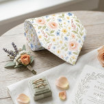 Gravata Chique com Arte Floral Pastel Única<br><div class="desc">Gravata única com um charmoso padrão contemporâneo francês shabby chic. Apresenta um design floral botânico com rosas cor-de-rosa pastel, margaridas azul claro, flores amarelas ensolaradas e folhas verde-sage, todas sobre um fundo branco. Design único, bonito, decorativo, fashion e tendência para o noivo, padrinho ou acompanhante em um casamento, empresário profissional...</div>