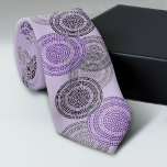Gravata Círculo Ponto Minimalista Moderno Roxo Preto<br><div class="desc">Uma peça de arte dúzia e caprichosa, hipster. Você pode adicionar um nome, monograma ou outro texto personalizado. Um padrão moderno de pontos geométricos com uma vibração boho. Os pontos individuais estão em um padrão circular. Para alterar a cor: clique na área de personalização ou design avançada e escolha uma...</div>