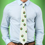 Gravata Círculos Vermelhos Vermelhos Diversão Esqueletos d<br><div class="desc">Esta gravata masculina é branca espalhada por círculos dimensionais verdes e vermelhos brilhantes com esqueletos de Natal divertidos vestindo chapéus de Papai Noel segurando ornamentos e cobertos em pontos verdes. O verso é verde estável.</div>
