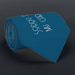 Gravata Citação do amante de carros elétricos engraçados e<br><div class="desc">VOCÊ PODE PERSONALIZAR COM O SEU PRÓPRIO TEXTO OU SE LIVRAR DELE E FAZER ESSE AJUSTADO QUE PRECISA PERFEITAMENTE. CLIQUE NA GUIA PERSONALIZAR. Esta gravata única traz humor à elegância com sua mensagem brincalhona: "Desculpe o atraso, meu carro estava cobrando." Colocada contra um belo fundo azul, esta gravata é a...</div>