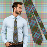 Gravata Clan Anderson Crest sobre Tartan<br><div class="desc">Crachá da crista Clan Anderson rodeado por uma correia e fivela sobre fundo tartano. Texto personalizado.</div>