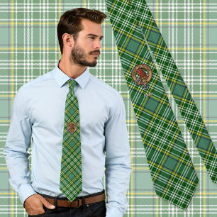 Gravata Clan Currie Rooster Crest sobre Tartan