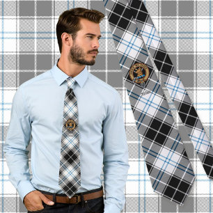 Gravata Clan Forbes Crest sobre o vestido Tartan