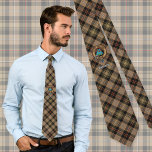 Gravata Clan MacKenzie Crest sobre Brown caçando Tartan<br><div class="desc">Crachá da crista Clan MacKenzie cercado por uma correia e fivela sobre o fundo marrom de tartan caçador. Texto personalizado.</div>