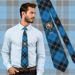 Gravata Clan Ramsay Crest sobre Blue Hunting Tartan<br><div class="desc">Crachá da crista Clan Ramsay cercado por uma correia e fivela sobre fundo azul de tartã caçador. Custom Text.</div>