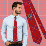 Gravata Clan Rosa Crest sobre Tartan<br><div class="desc">Crachá da crista Rosa de clã rodeado por uma precinta e fivela sobre fundo de tartã. Custom Text.</div>