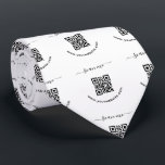 Gravata Código QR e texto personalizado<br><div class="desc">Coluna adesivos redondos com seu código QR e texto personalizado. Altere fontes e cores e mova e redimensione elementos com a ferramenta design. NOTA! VOCÊ PRECISA SUBSTITUIR O MODELO DE CÓDIGO QR POR SEU CÓDIGO QR!</div>