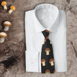Gravata Cogumelo<br><div class="desc">Para o seu marido ou namorado,  esta gravata com um design de padrão de cogumelos marrom vai fazer um presente perfeito para um cozinhar ou cozinheiro de pastelaria,  um micologista ou um vegetariano!</div>