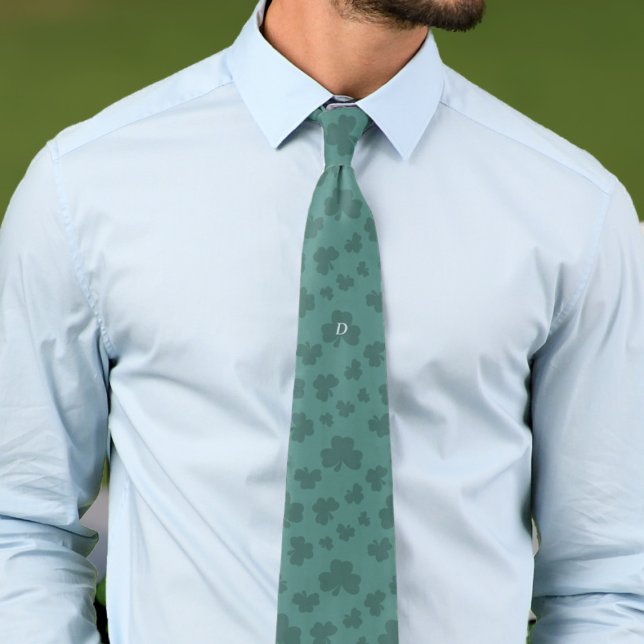 Gravata com padrão de trevo verde sortudo monogram (We all need a bit of extra luck in our lives. With this shamrock tie, you'll get some (possibly))