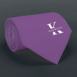Gravata Cor de Malva | Monograma Nome Elegante | lado únic<br><div class="desc">Uma gravata elegante, de um lado, com um monograma branco em negrito sobre um fundo púrpura Mauve. Por cima deste monograma, está o seu primeiro sobrenome, soletrado em todas as capitais. Se você preferir um nome mais ousado procure o dentro de nome pessoal da letra grande, você pode fazer o...</div>