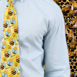 Gravata Cute Honeycomb Bee Pattern<br><div class="desc">Apresentando nossa adorável gravata de pescoço de Bela Bela de Honeycomb! O acessório perfeito para amantes de abelhas e para quem quiser adicionar um toque de charme lúdico à sua roupa. Feito com material leve, é ideal para ocasiões de verão e primavera. Abrace o zumbido e esclareça seu estilo com...</div>