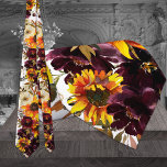 Gravata de Casca com Sol e Vinho Espumante<br><div class="desc">Um espumante girassol e peônias de vinho burgundy,  gravata floral do pescoço de aquarela,  com cor d'água pintada de florais de peonias em floração,  sobre um fundo natural de lavagem a aquarela. Esta gravata floral branca e rosa-pincelada é adequada para qualquer ocasião.</div>