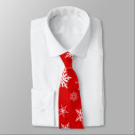 Gravata de Natal com flocos de neve<br><div class="desc">Flocos de neve elegantes em vermelho e branco em um chão negro vermelho mais escuro fazem uma gravata adorável para os feriados.</div>