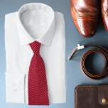 Gravata de Padrão de Diamante Vermelho Moderno<br><div class="desc">O moderno Red Diamond Pattern Neck Tie apresenta um elegante e na moda moderno padrão de diamante vermelho e branco. Perfeito para casamentos,  padrinhos de casamento,  Dia de os pais,  presente de aniversário para Pai ou vovô e muito mais. Elaborado por ©2024 Evco Studio www.zazzle.com/store/evcostudio</div>
