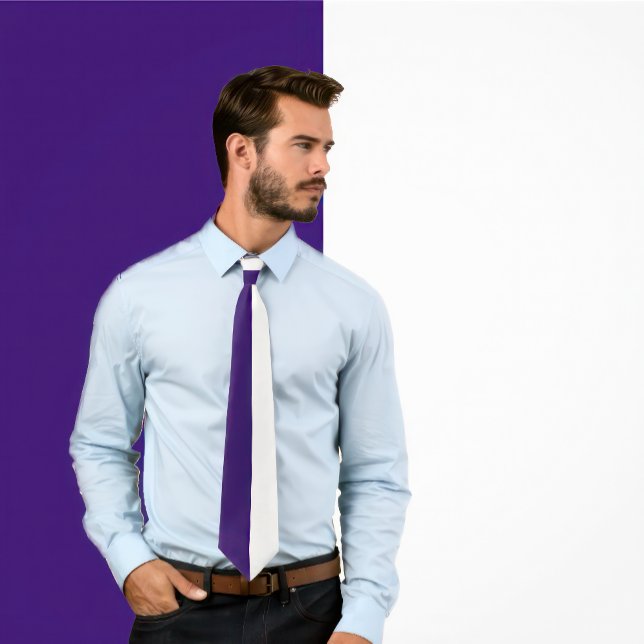 Gravata Design de cor de divisão roxa e branca (Man wears a purple and white split color necktie.)