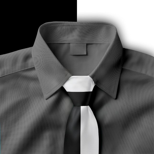 Gravata Design Preto e Branco Dividido em Cor (Black and White split color tie displayed on a dark grey shirt.)