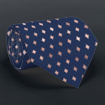 Gravata Diamond Lozenge Padrão Rosa Marinho Dourado Azul<br><div class="desc">Esta gravata de tendência apresenta um padrão de formas de lozenge ou diamante em folhas rosa douradas sobre fundo azul marinho. Ideal para padrinhos de casamento em um casamento temático de marinho azul e rosa.</div>