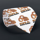 Gravata Ding-Ding-Ding Onion Funny Groom Casamento<br><div class="desc">O Necktie design apresenta uma ilustração original de uma placa deliciosa de anéis de cebola, com o RING A DING numa fonte divertida. Excelente como um presente de noivo engraçado! Não vê o que está procurando? Precisa de ajuda para a personalização? Clique em "contate este designer" para criar algo apenas...</div>