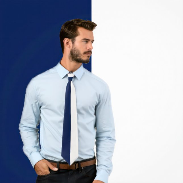 Gravata Dividir cor Marinho azul e branco (Man wears a vertical split color dark navy blue and white tie.)