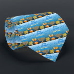 Gravata do pescoço Hanukkah Menorah<br><div class="desc">Celebre oito dias e oito noites do Festival das Luzes com cartões e presentes de Chanucá. O festival de luzes está aqui. Acenda a menorah,  brinque com o sonho e o banquete em latas e suganínos. Celebre o espírito de Chanucá com amigos,  familiares e entes queridos desejando-lhes Feliz Chanucá.</div>