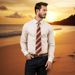 Gravata Elegante Burgundy Dourada, Tie de Caserna<br><div class="desc">Hemorragia elegante com design de listras de ouro em burgundy. Você também pode usar o design striped na parte de trás da gravata se quiser (veja editor avançado, use copy/paste) As cores desta gravata combinam com uma coleção de casamentos de praia. Bonita para noivos e/ou padrinhos de casamento ou outros...</div>