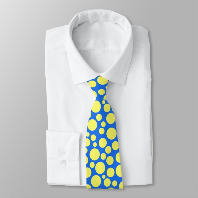 Gravata Ervilhas amarelas sobre fundo azul-céu (Amarrado)