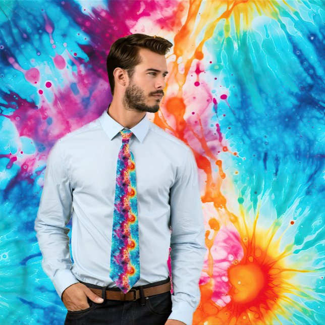 Gravata Estilo Hippie Retroativo Tie-Dye Psicodélico (Man wearing colorful retro 1960s style rainbow tie-dye necktie.)
