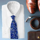 Gravata Estrela Moderna de Hanukkah de David Menorah<br><div class="desc">Feliz Estrela Moderna de Hanukkah de David Menorah Tie. Este design de feriados de Chanucá apresenta um fundo azul cintilante com menorah e estrela do padrão David. Criado por feriados Evco www.zazzle.com/store/evcoholidays</div>