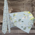 Gravata Eucalyptus Greenery Wedy Sky Blue Neck Tie<br><div class="desc">Uma simples,  mas elegante gravata no pescoço do casamento,  com um eucalipto verde,  pintado a aquarela,  contra um fundo azul-céu sólido.</div>