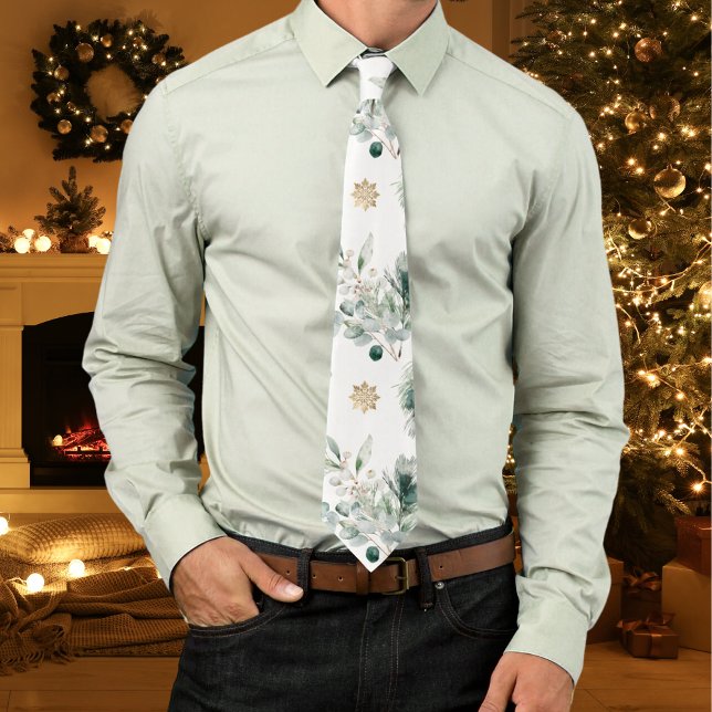 Gravata Flocos de neve Dourados do inverno Verde (Custom Christmas necktie with winter greenery, pine branches, berries and gold snowflakes.)