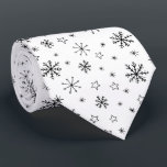 Gravata Flocos de neve modernos de inverno preto e branco<br><div class="desc">Moderno Winter Snowflakes Black and White Pattern Tie - queda do padrão dos flocos de neve em preto e branco. Perfeito para as férias e o inverno. Faz um presente muito atencioso.</div>