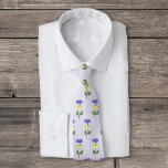 Gravata Flor de Pastel Selvagem Botânica<br><div class="desc">Um laço com um padrão de ilustração botânica das flores de pântano silvestre em cores pastel (Viola tricolor) sobre fundo roxo claro: um presente perfeito para um amante de flores. Violet é a flor de nascimento de fevereiro, a flor de Capricórnio e é um significado simbólico de amor, admiração e...</div>