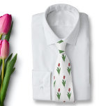 Gravata Flor de Pastel Vermelho Botânico<br><div class="desc">Uma gravata de pescoço com um padrão de ilustração botânica da tulipa vermelha em cores pastel em fundo branco: um presente perfeito para um amante de flores. Tulipa é a flor de nascimento de abril, a flor de Aries e é significados simbólicos de amor perfeito e profundo.</div>