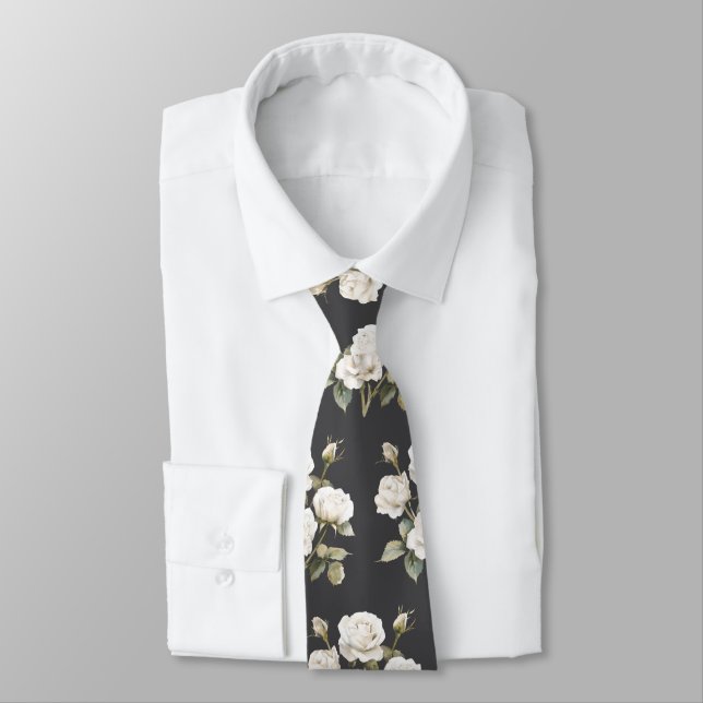 Gravata Flores Brancas em um Homem Bem Vestido (Amarrado)