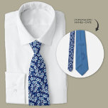 Gravata Flores de Plumeria Azul Havaiana Personalizadas<br><div class="desc">A gravata de gravata "Blue Hawaiian Plumeria Flowers Personalized neck tie" é inspirada pela beleza encantadora do Havaí e pela sua vibrante paisagem floral, fazer-a o acessório perfeito para casais que buscam infundir seu casamento com charme tropical. Projetada com elementos de gravata azul marinho adornada com delicadas flores de Plumeria,...</div>