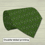 Gravata Floresta verde de tacos de golfe<br><div class="desc">Tacos de golfe cruzados num fundo verde de floresta. Esta design é simples e na moda para um golfista afiado. Igualmente adequado para aniversários ou Natal ou Dia de os pais. Ou como obrigado, você dá presente para um treinador esportivo.</div>