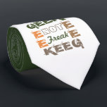 Gravata Geek não Amarra<br><div class="desc">Este Geek não é Gratuito pode ser personalizado para ter qualquer fundo colorido. Escolha personalizar este produto e divirta-se a escolher a partir de uma variedade de cores do nosso palete de espectro.</div>
