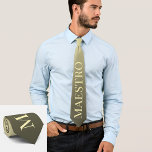Gravata Gravação para maestros e regentes de orquestra<br><div class="desc">Esta gravata personalizada na moda mostra a palavra "maestro" em amarelo-claro contra um pano de fundo de gradiente de ouro. Presente ideal para maestros ou regentes de orquestra, esse colar preto clássico pode ser acessório sofisticado para maestros. É uma adição versátil e contemporânea a um traje formal ou informal, oferecendo...</div>