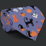 Gravata Halloween Cat Spooky<br><div class="desc">Um padrão de gato sangrento e divertido em um fundo roxo com bruxas de gato, lanternas de abóbora, aranhas, crânios, fantasmas e zumbis. Eek! Arte original de Nic Squirrell.</div>