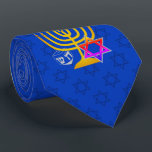 GRAVATA HANUKKAH<br><div class="desc">Torneio de pescoço HANUKKAH,  azul-Elegante,  médio,  desenhado com uma menorah falsa dourada,  estrela colorida de David e sonho prateado mais MONOGRAM OPCIONAL (aparece abaixo em letra falsa de serifa dourada). Há um padrão sutil da Estrela de David no fundo. Disponível em azul-da-noite com monograma.</div>