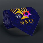 Gravata HANUKKAH Monograma<br><div class="desc">Elegante,  na moda,  azul-meia-noite,  Gravata de Pescoço HANUKKAH,  desenhada com a falsa menorah dourada,  estrela colorida de David e sonho prateado mais MONOGRAM PERSONALIZÁVEL. Há um padrão sutil da Estrela de David no fundo. Disponível em azul de médio com um monograma opcional.</div>