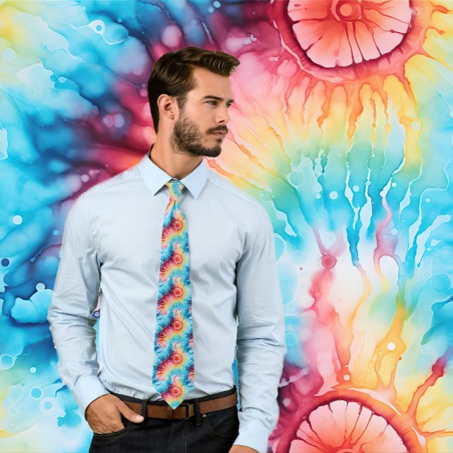 Gravata Hippy Retro 1960s Rainbow Tie-Dye Padrão (Man wears a colorful rainbow tie-dye pattern necktie.)