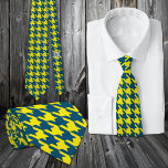 Gravata Houndstooth de Padrão Grande Amarelo e Azul Teal<br><div class="desc">Uma gravata de pescoço de padrão grande,  brilhante,  amarela e azul-lacrimejante.</div>